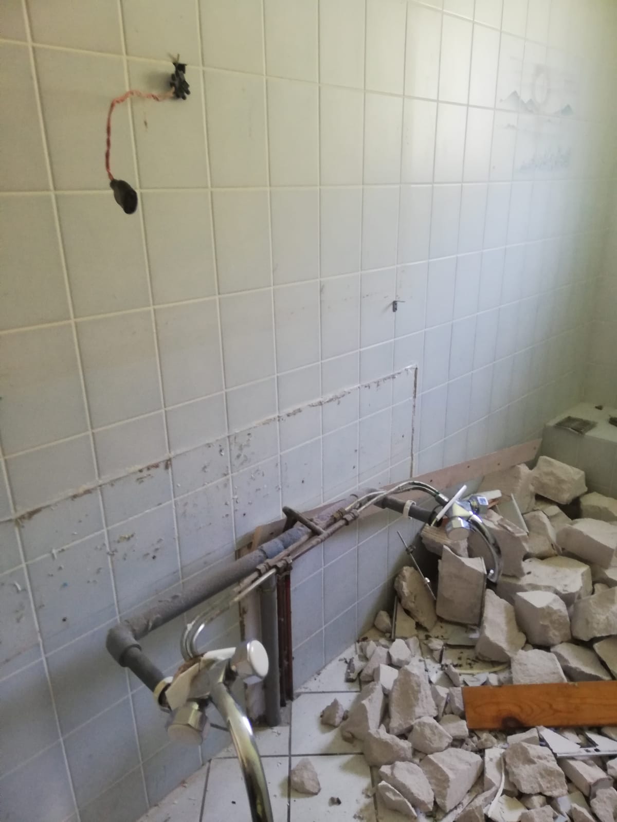 destruction de l'ancienne salle de bain à rénover