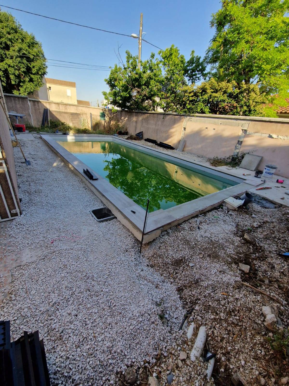 chantier pose carrelage piscine gignac